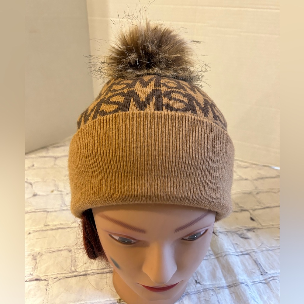 STEVE MADDEN LOGO FAUX FUR POM BEANIE HAT BROWN/CARMEL ONE SIZE